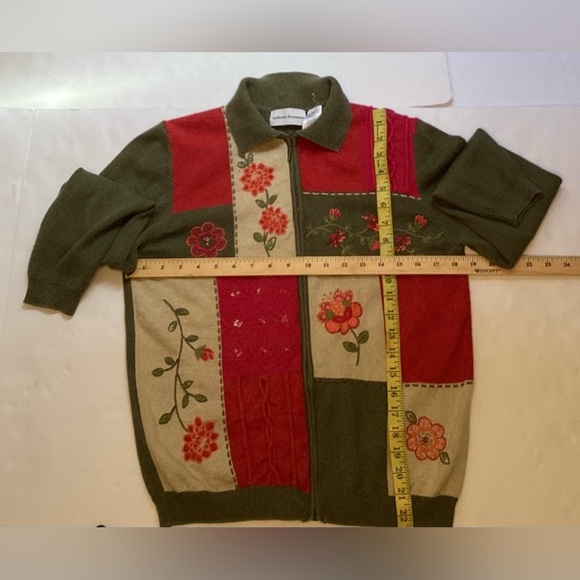Alfred Dunner cottage core zip up sweater. Green and red.  Cotton/ Ramina blend - Picture 4 of 9